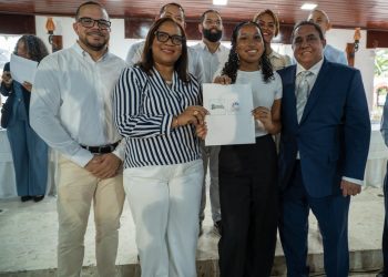 Consejo para el Desarrollo entrega 90 becas universitarias a jóvenes meritorios de Monseñor Nouel