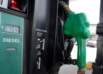 Precio del diésel se coloca por primera vez sobre los 6 dólares en Estados Unidos