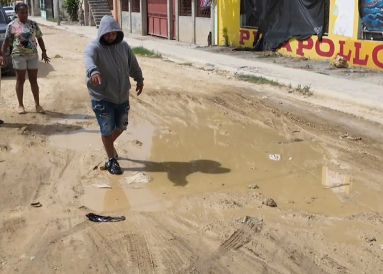 Entre hoyos, lodo y basura: residentes de La Ureña protestan y exigen solución
