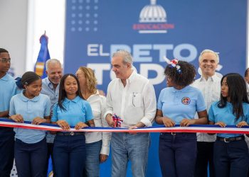 Abinader inaugura techado de centro educativo en Cambita en beneficio de 700 estudiantes