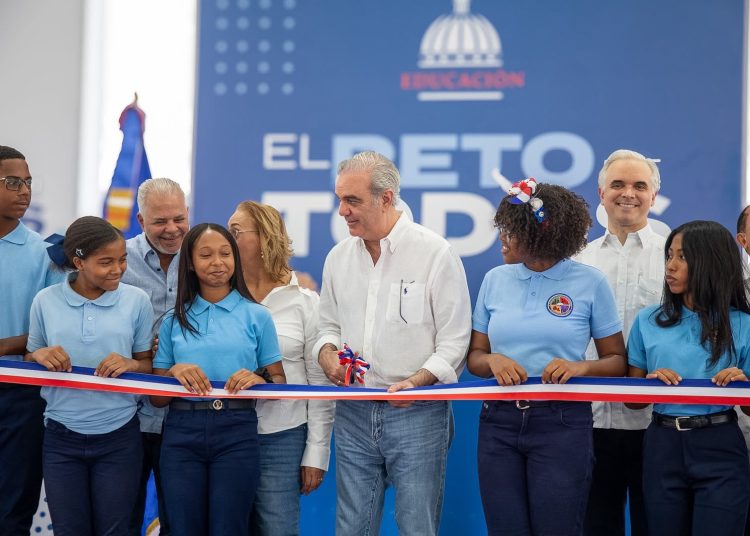 Abinader inaugura techado de centro educativo en Cambita en beneficio de 700 estudiantes
