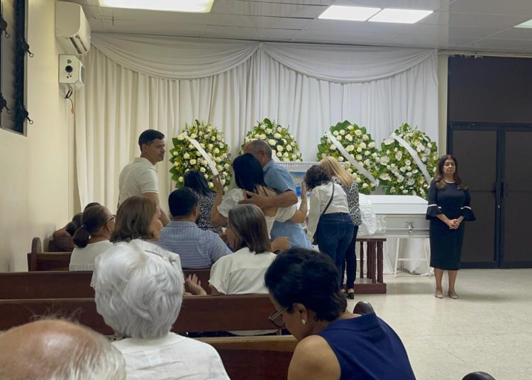 Velan restos del periodista Claudio Concepción en la funeraria Savica de Santiago
