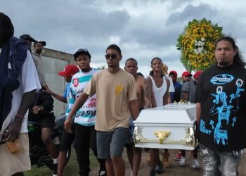 Sepultan los restos de Diddy Glow en el cementerio municipal de Boca Chica