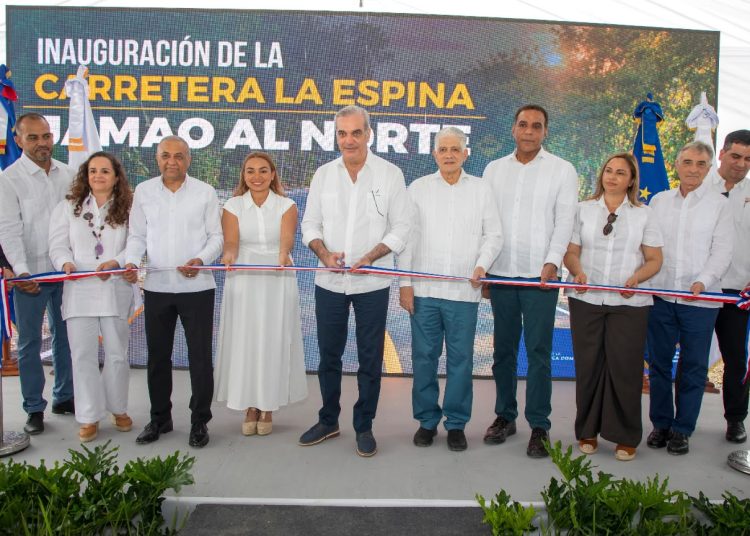 Abinader inaugura carretera Las Espinas tras 36 años de espera en Jamao al Norte