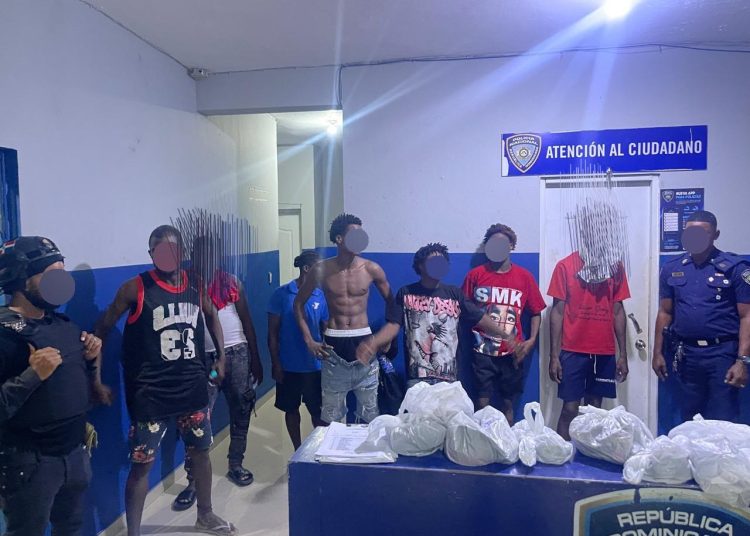 Policía y Migración detienen a 22 haitianos en condición migratoria irregular en Hoyo de Friusa