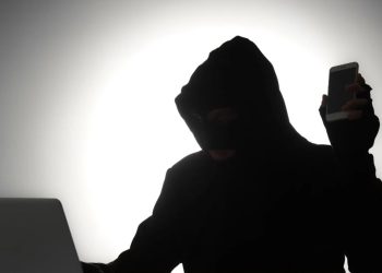 Experto explica cómo opera la estafa triangular y advierte que puede dejar dos víctimas