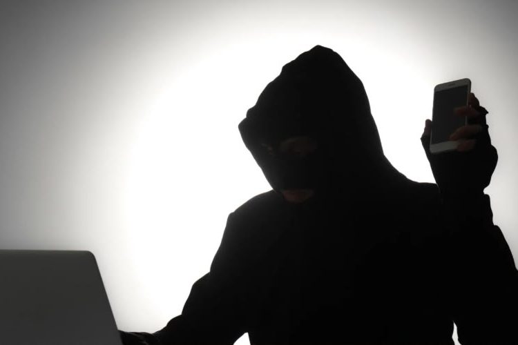 Experto explica cómo opera la estafa triangular y advierte que puede dejar dos víctimas