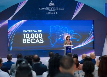 Raquel Peña en entrega de 10,000 becas: “Hoy estamos abriendo puertas”