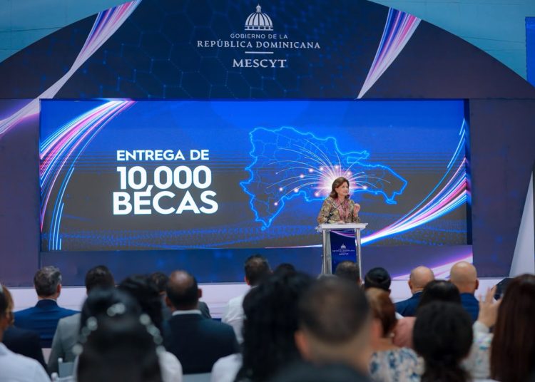 Raquel Peña en entrega de 10,000 becas: “Hoy estamos abriendo puertas”