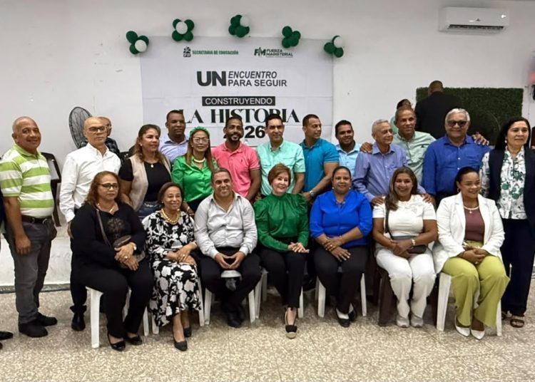 Josefina Pimentel juramenta maestros en la Fuerza del Pueblo
