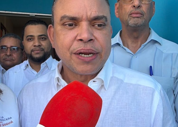 Landrón supervisa y entrega equipos valorados en más de RD$400 mil en policlínica de Arroyo Barril