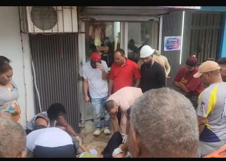Estudiante resulta gravemente herida tras caer desde un cuarto piso en Santiago Oeste