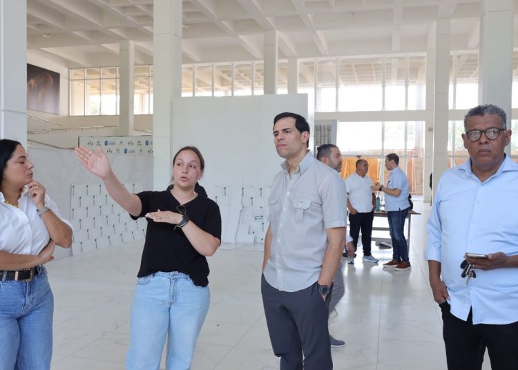 Ministro de Cultura supervisa trabajos del montaje de la Feria del Libro SD 2026