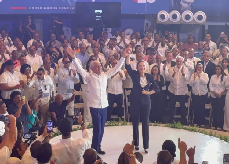 Carolina Mejía juramenta a Ricardo de los Santos como coordinador de su proyecto presidencial