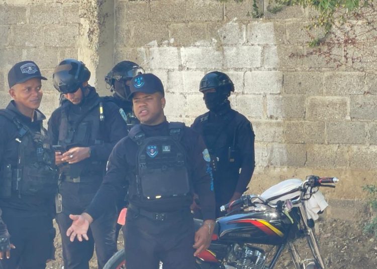 Muerte de “El Niño” desata protesta en el INACIF; familiares rompen puerta y obligan despliegue policial