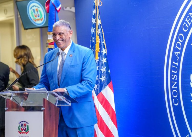 «Somos los únicos que trabajamos sábado y domingo», afirma Chu Vásquez sobre Consulado dominicano