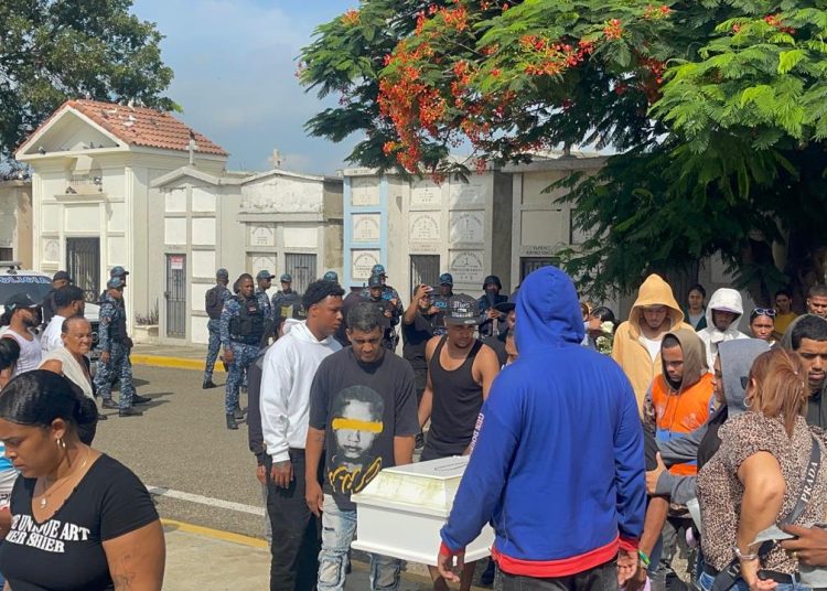 Sepultan a “El Niño” bajo fuerte presencia policial en Santiago