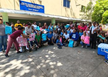 Azul Podcast y Tigres del Licey entregan útiles escolares a estudiantes con discapacidad