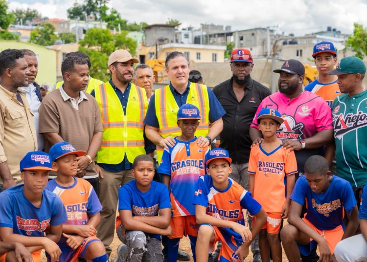 Ministro del MIVED supervisa obras en Los Girasoles y SDN