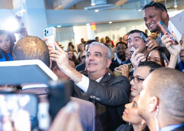 Presidente Abinader anuncia 300 becas para jóvenes dominicanos residentes en Nueva York