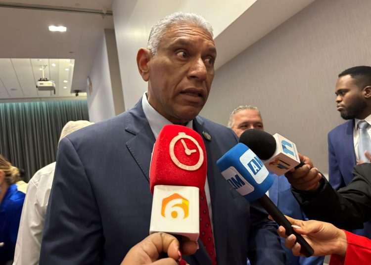 Cónsul sugiere a la JCE identificar debilidades para aumentar votos de dominicanos en el exterior