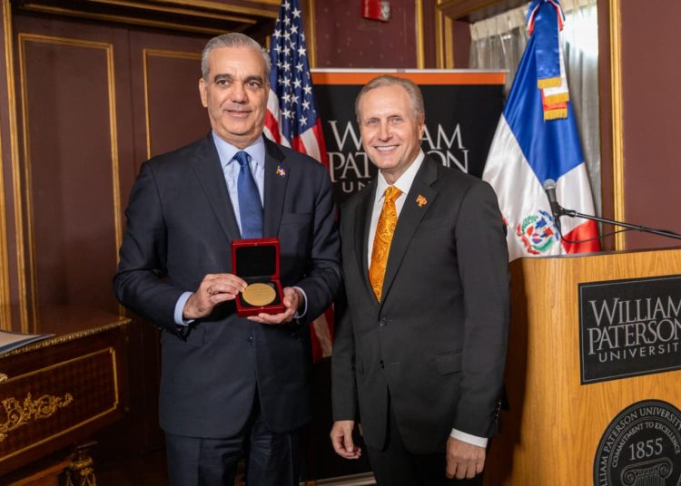 Abinader recibe la Medalla Presidencial de William Paterson University