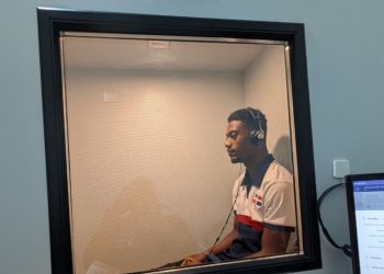 Christopher Melenciano recibe auxiliares auditivos de alta tecnología de Audioprotésica