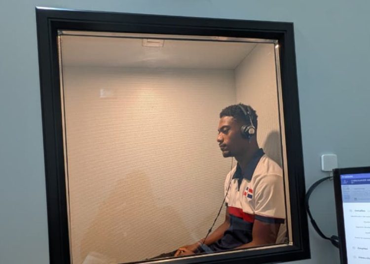 Christopher Melenciano recibe auxiliares auditivos de alta tecnología de Audioprotésica