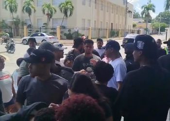 Santiago Matías «Alofoke» y Dominicanos Primero recolectan firmas en Dajabón