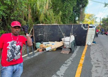 Conductor pierde el control de camión cargado de ropa y termina volcado en Pedregal, Jarabacoa