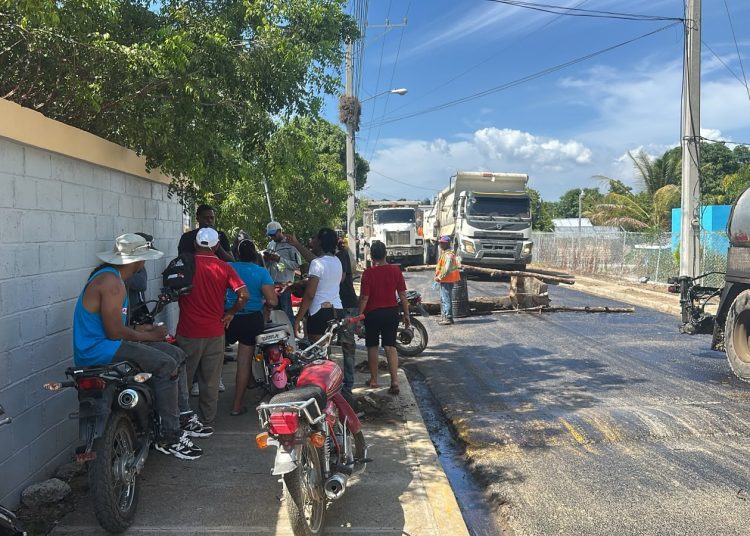 Protestan por colocación de asfalto sobre asfalto en La Vigía-Dajabón dejando de lado las calles que realmente lo necesitan
