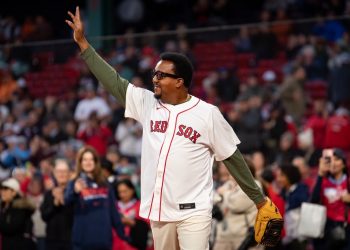 Pedro y Carolina Martínez protagonizan ceremonia por la Herencia Hispana en Fenway Park