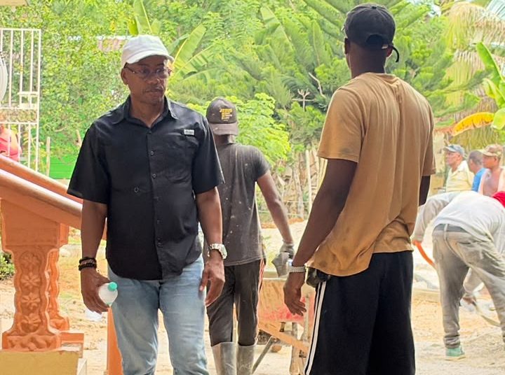 Gobierno impulsa construcción de callejones en Arroyo Barril, Samaná
