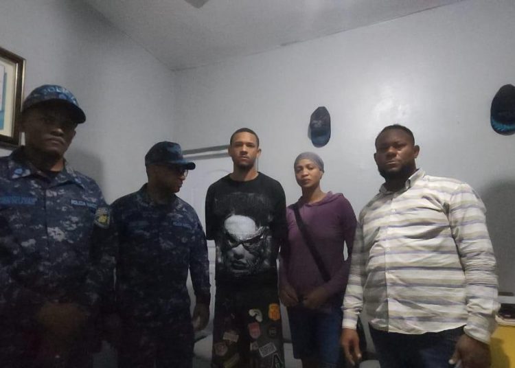 Joven acusado de robo se entrega a la Policía en Santiago Oeste acompañado de sus padres