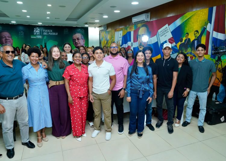 Fuerza del Pueblo llevan su formación política desde el discurso hasta la imagen