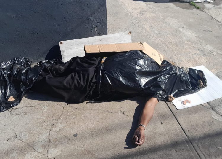Hombre de unos 70 años muere tras desplomarse en una calle del Ensanche Ozama
