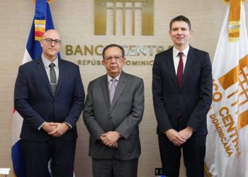 Valdez Albizu se reúne con delegación de funcionarios del FMI