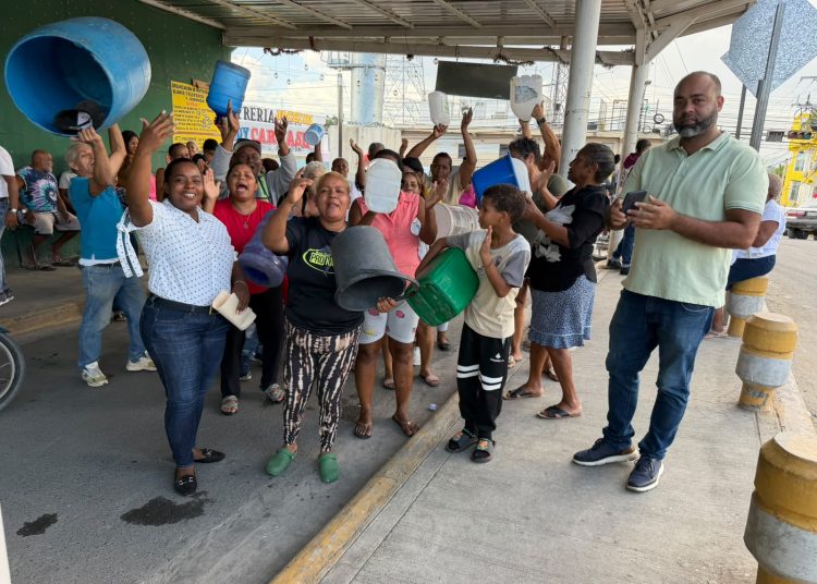Residentes de Los Alcarrizos denuncian que dejan de comprar comida para adquirir agua potable