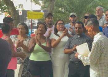 Comunitarios de La Otra Banda reclaman agua, recogida de basura y reparación de calles