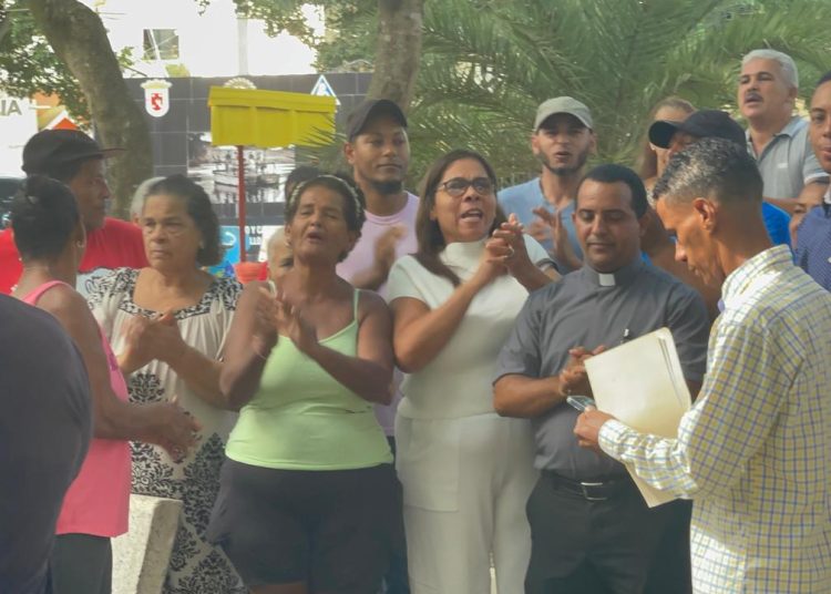 Comunitarios de La Otra Banda reclaman agua, recogida de basura y reparación de calles