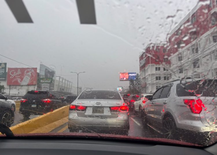 Fuertes tapones se registran en el Distrito Nacional debido lluvias de este miércoles
