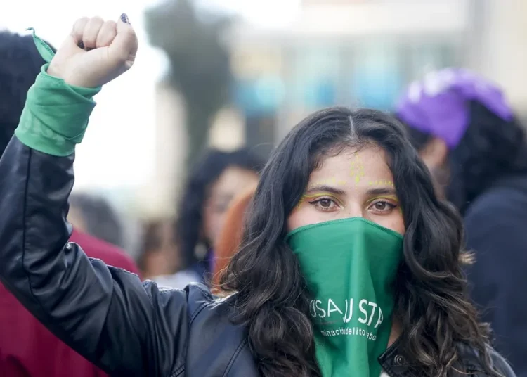 Cientos de mujeres marchan en Bogotá en defensa del aborto en Colombia