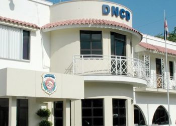 DNCD arresta a mujer dominicana con 16 láminas de presunta droga en AILA