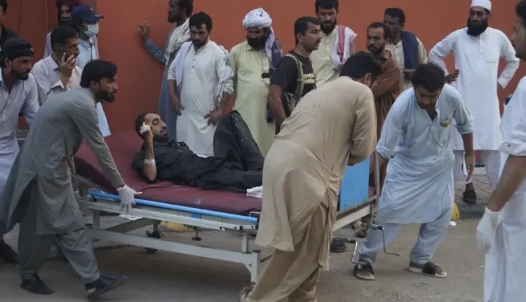 Once policías muertos en un atentado suicida con coche bomba en el noroeste de Pakistán