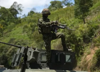 Una nueva medida judicial ordena al Gobierno de Colombia evitar bombardear zonas con menores