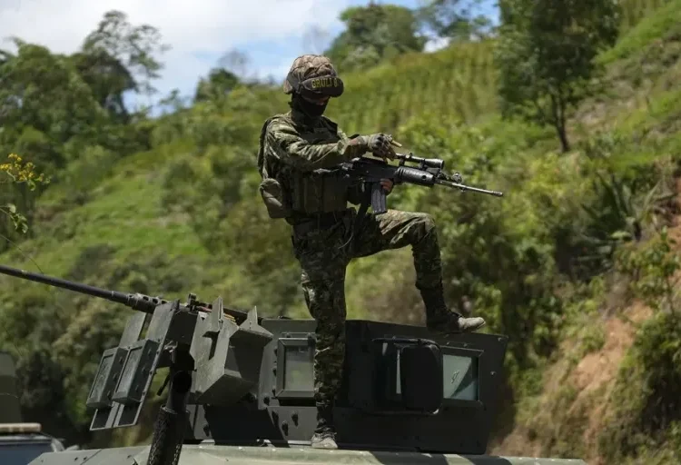 Una nueva medida judicial ordena al Gobierno de Colombia evitar bombardear zonas con menores