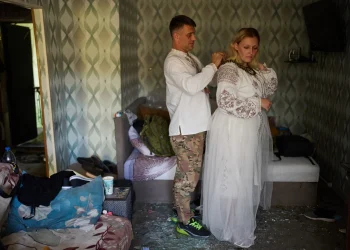 Horas después de que un ataque ruso destruyera su casa, una pareja ucraniana se casa de todos modos