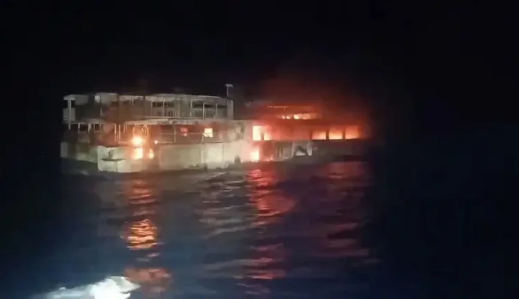 Cinco muertos y 87 desaparecidos en Filipinas tras el incendio de un barco de pasajeros