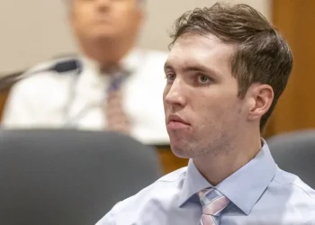 Un juez de Utah ordena que Tyler Robinson vaya a juicio por el asesinato de Charlie Kirk