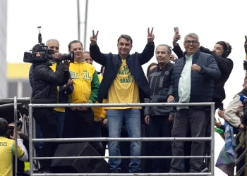 Flávio Bolsonaro reúne a miles de sus seguidores para denunciar la “dictadura” de Moraes y criticar a Lula